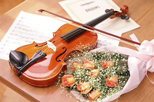 a violin sitting on top of a wooden table